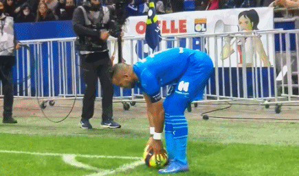 凯尔：比赛中阿德耶米被挑衅但保持了冷静，这说明他又成长了（凯尔：阿德耶米赛场遭挑衅仍冷静应对，成熟度再提升）