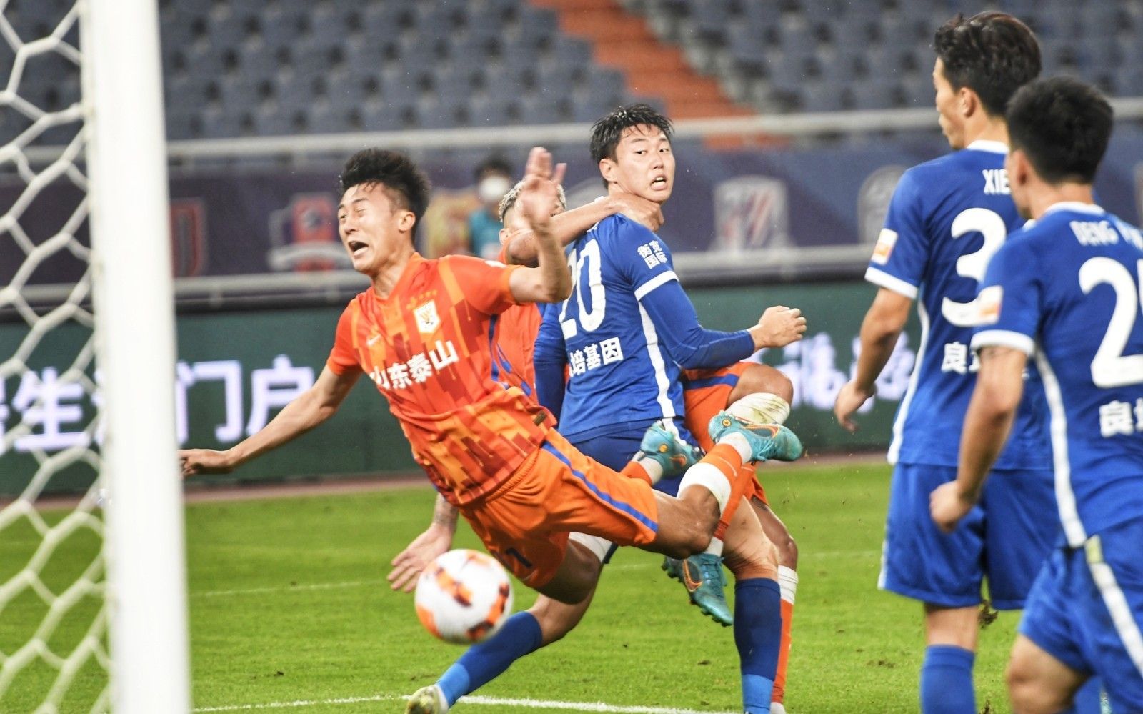 崩盘！利物浦3连败+3场丢10球，各赛事12场比赛狂输9场（溃败！利物浦三连败，近三战丢10球，近12场各项赛事输掉9场）