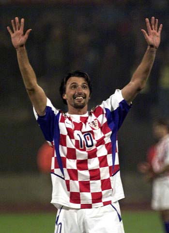 巴萨欧冠大名单：特狮回归，莱万、亚马尔、拉菲尼亚领衔锋线（巴萨出征欧冠名单：特尔施特根复出，莱万、亚马尔、拉菲尼亚坐镇前场）