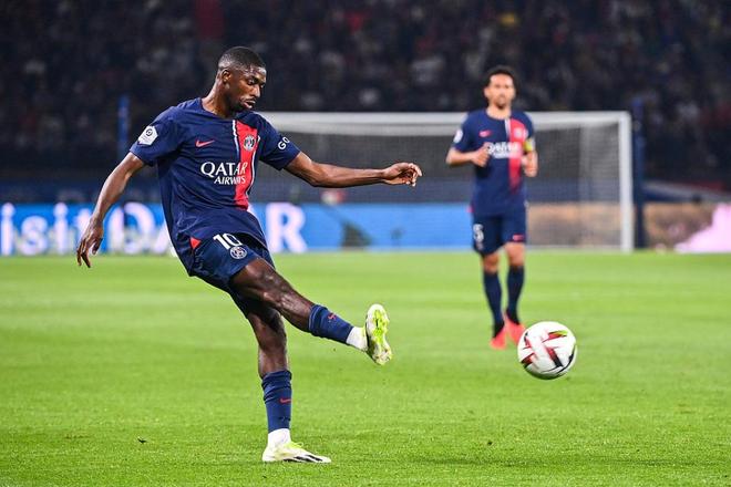 阿隆索驾车离开伯纳乌获皇马球迷力挺：耐心点，我们信任你！（伯纳乌外，皇马球迷为阿隆索打气：耐心点，我们相信你！）