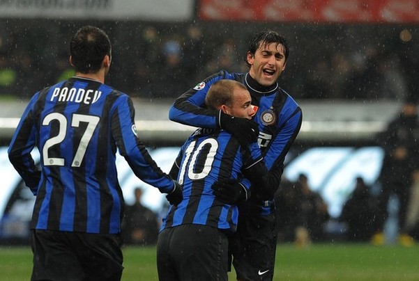 支持球队！欧文坐在场边观看独行侠对阵湖人的比赛（欧文现身场边，助威独行侠对阵湖人）