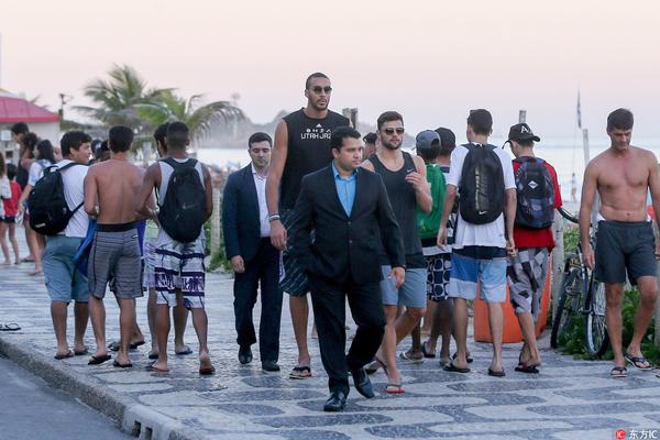 曼联明年还将不得不花巨资买人。（曼联明年仍难免砸重金引援）