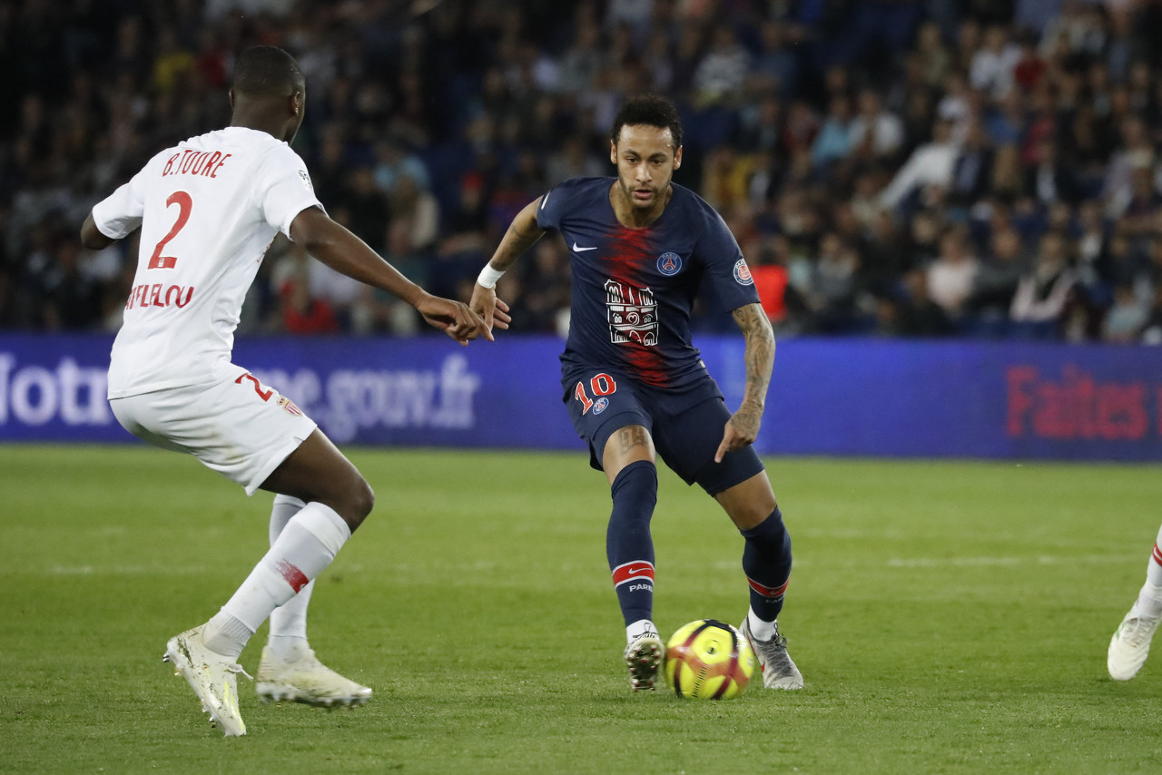 记者：莱万有一种几乎疯狂的求胜欲，他与哈维成了更衣室对手（记者曝：莱万近乎狂热的争胜心，让他与哈维在更衣室成对立面）