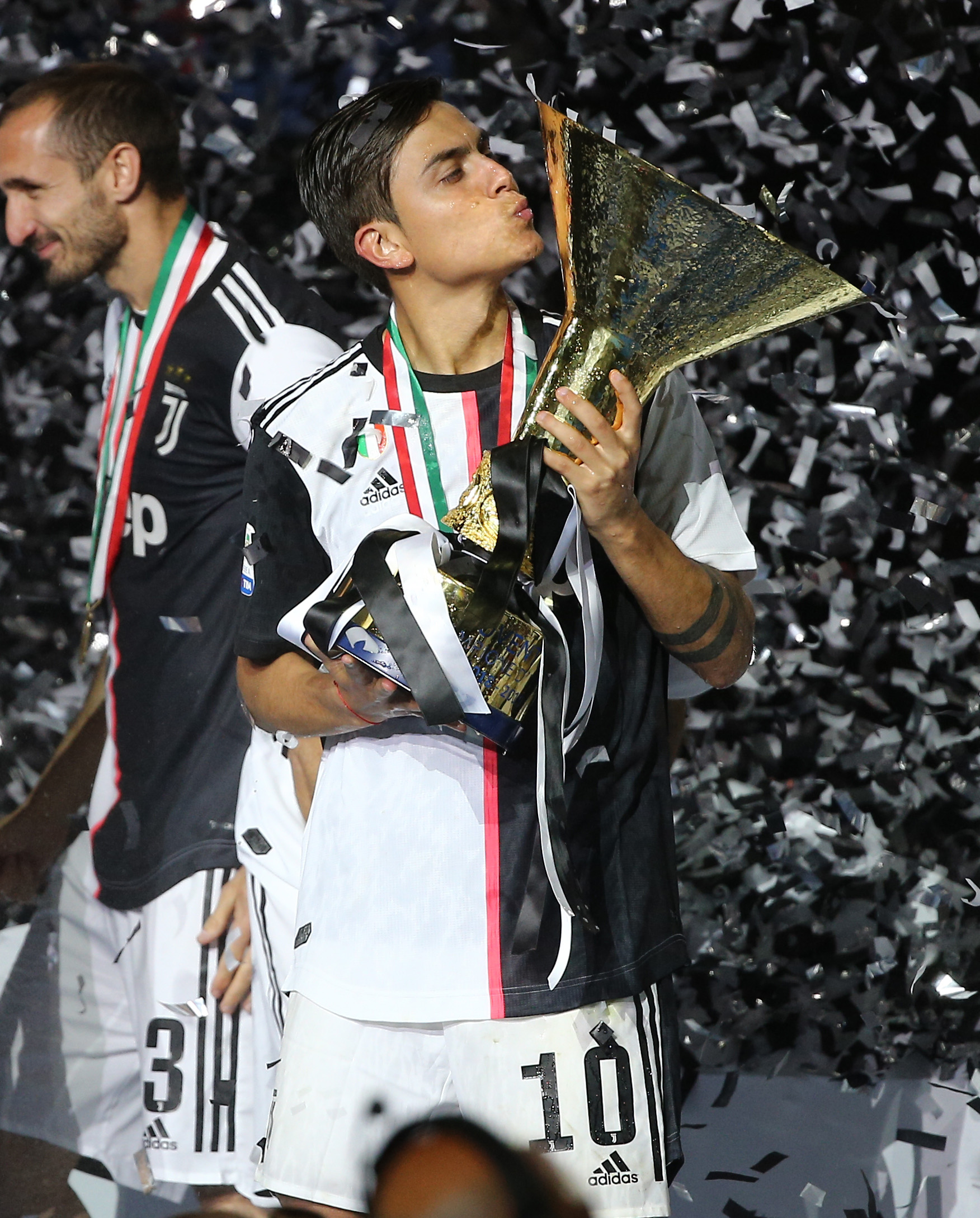 跟队记者：米兰内部否认了蒂亚戈-席尔瓦可能回归的传闻（队记：米兰方面否认蒂亚戈-席尔瓦回归传闻）