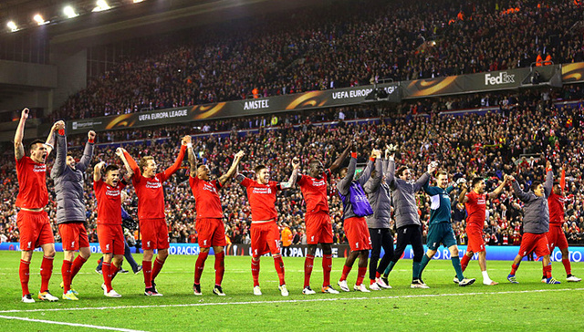 达成生涯400助里程碑，梅西赛后把球衣送给了看台上的父母（梅西达成生涯第400次助攻里程碑，赛后将球衣送上看台献给父母）