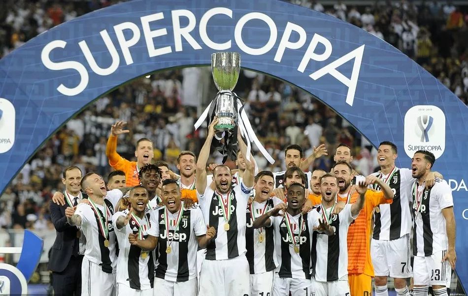 马菲奥向镜头做5比2手势 嘲讽皇马5比2不敌巴萨（马菲奥对镜比出5-2手势，讥讽皇马5-2不敌巴萨）