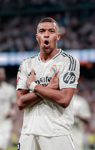 足球国足队内对抗赛出现精彩世界波（国足队内对抗赛上演精彩世界波）