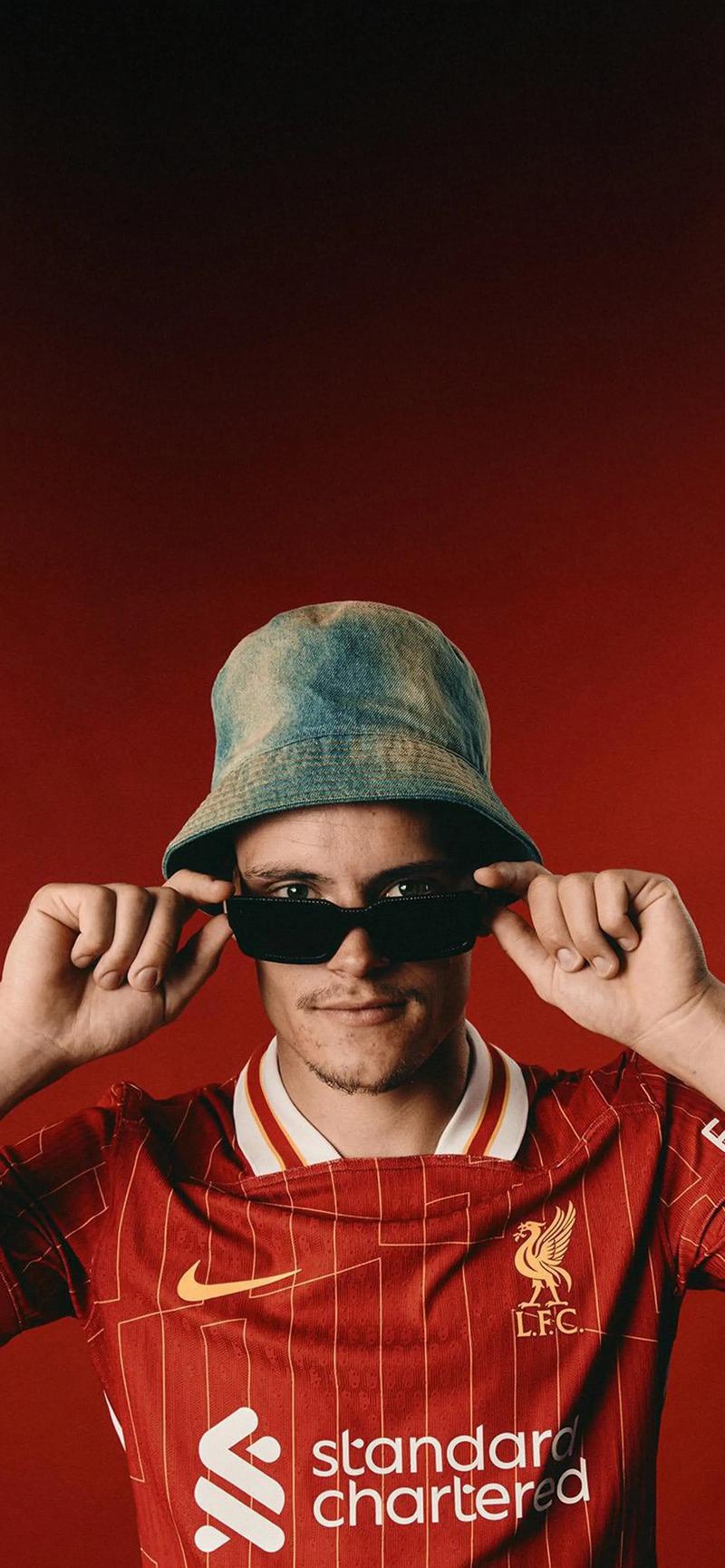 葡超比赛一球员受伤需要担架，对方球员帮忙传递担架吃黄牌（葡超争议一幕：球员伤退需担架，对手递担架反吃黄牌）