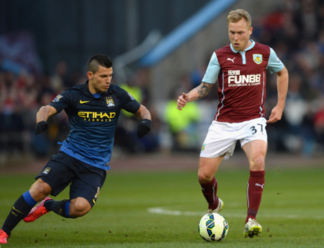 B费点球真的稳！稳稳骗过门将进球（B费点球稳健，轻松晃过门将破门）